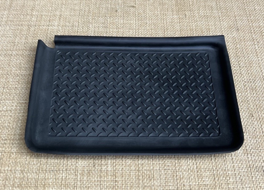 HSV-HOLDEN 1997-2002 VT-VX CLUBSPORT-SS CENTER CONSOLE COMPARTMENT RUBBER MAT!!