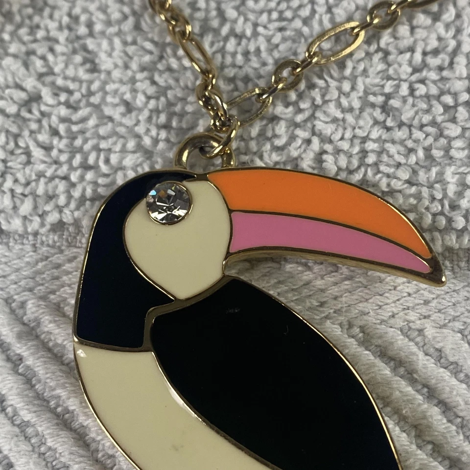 Lindo collar colgante Kate Spade New York tucán tono dorado esmalte pájaro joyería Foto 3 de 4