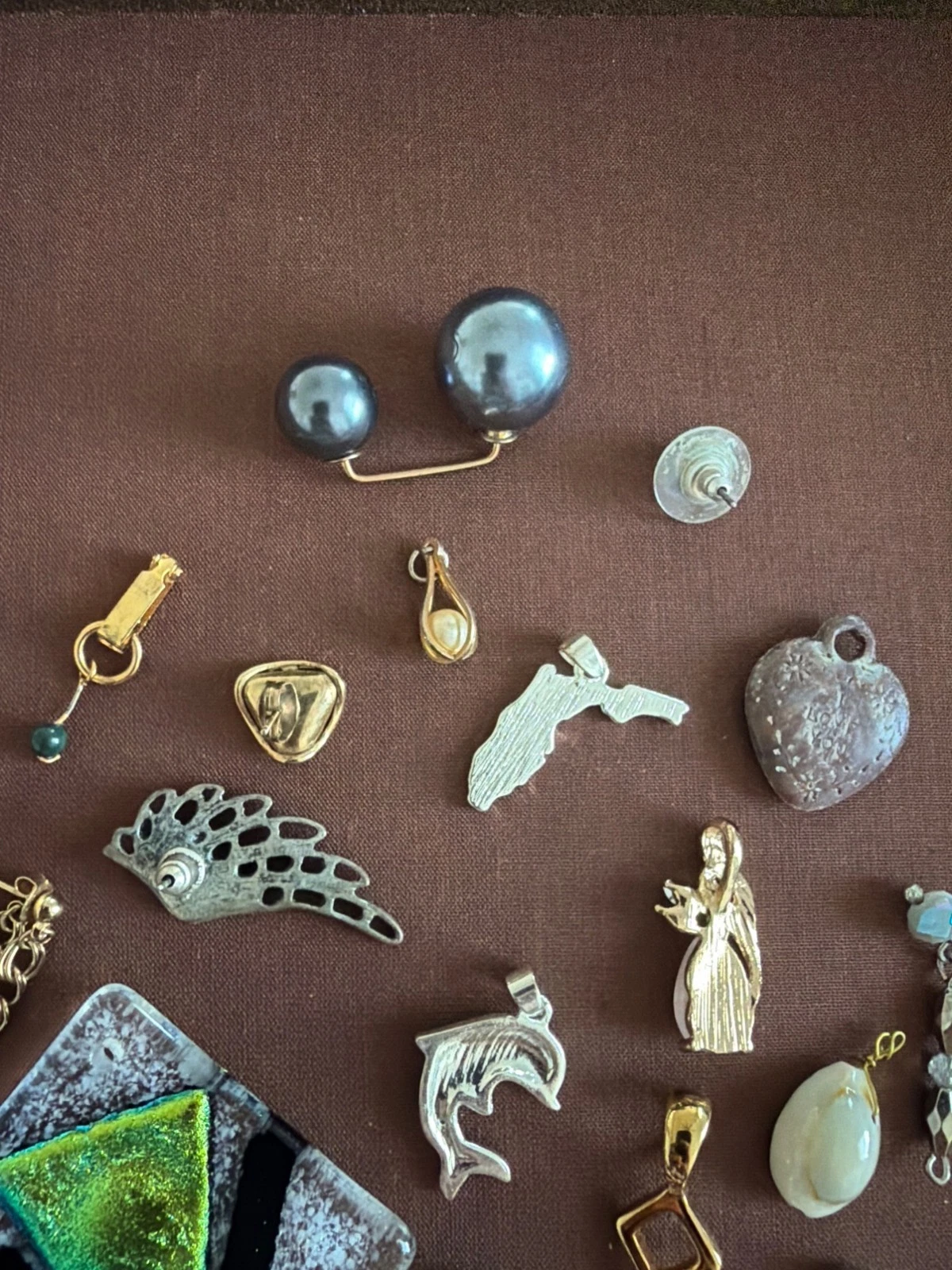 Vintage Pendant Lot 26 Pieces Costume Jewelry Charms Florida Cross Dolphin - product detail image 8
