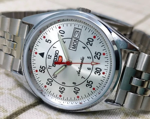 Vintage Seiko 5 White Automatic 17 Jewels Day/Date Japan Men's Wrist Watch 6309