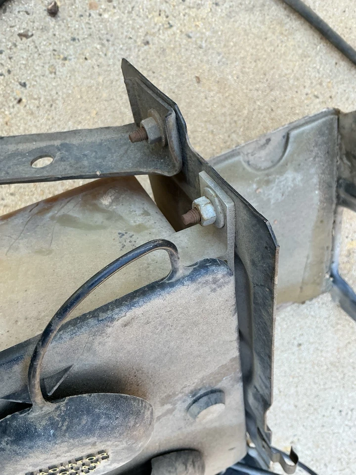 92-96 Ford Bronco F150 F250 F350 - Filtro de aire refrigerante y soporte de líquido de lavadora. Foto 2 de 4