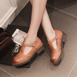 t strap flats round toe
