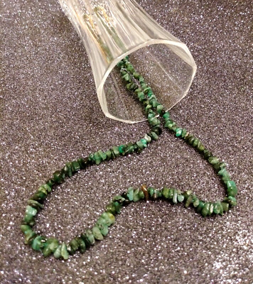 18 ZOLL DAMEN SMARAGD HALSKETTE.    Lebendige grüne Farbe.     Eleganter 14K Gold Verschluss.