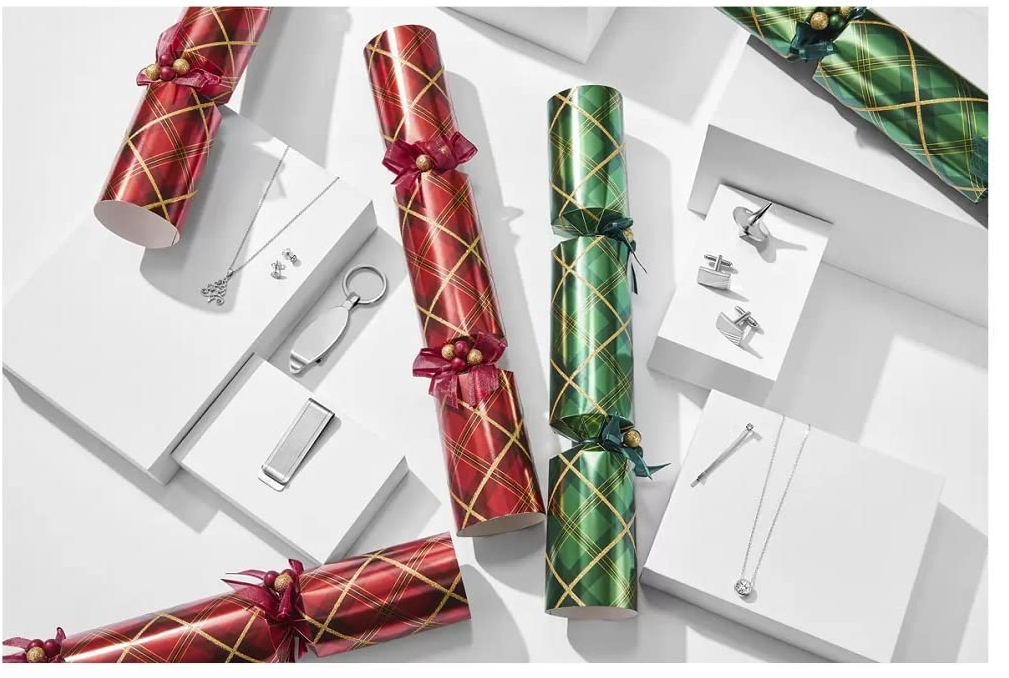 Mestige Luxury Crackers with Gifts 8 Pack Red and Green Christmas