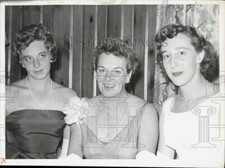 1962 Press Photo Denver Socialite Mrs. George Hayden Flanked By Two Daughters