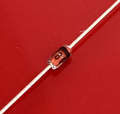 [10x] BZX79-C68 Philips Zener Diode / Voltage regulator diode 68V 5% 1/2W DO-35