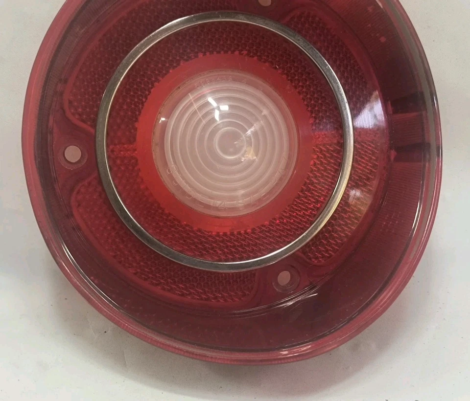 71-72 CHEVELLE SS OEM LH DRIVER o RH PASAJERO LADO LUZ TRASERA CENTRAL 5963436-4 Foto 2 de 4