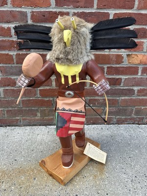 Amerikanische Ureinwohner Eule Tänzerin Kachina Puppe Holz geschnitzt 25 Zoll hoch signiert von Lenora Jones
