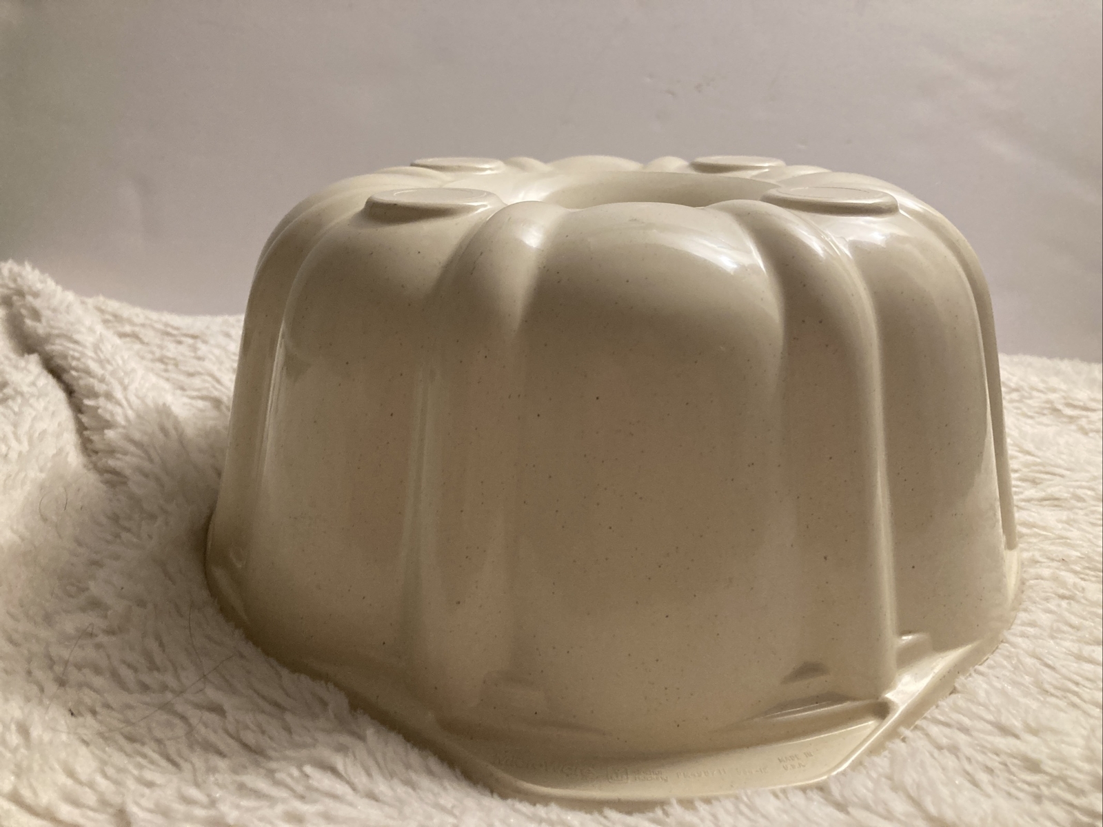 Vintage Anchor Hocking Microware Bundt Cake Ring Pan 10”. Microwave