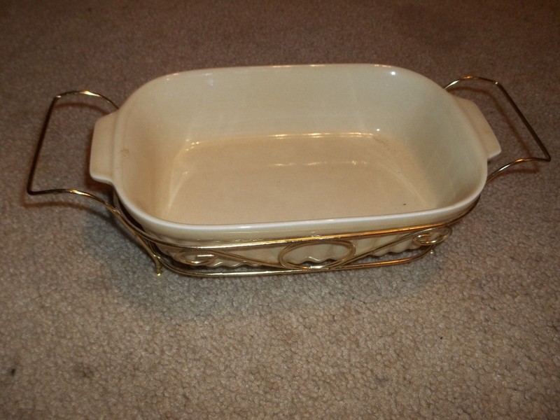 Vintage Pfaltzgraff Casserole Dish and metal carrier, 32 Ounce FTDA