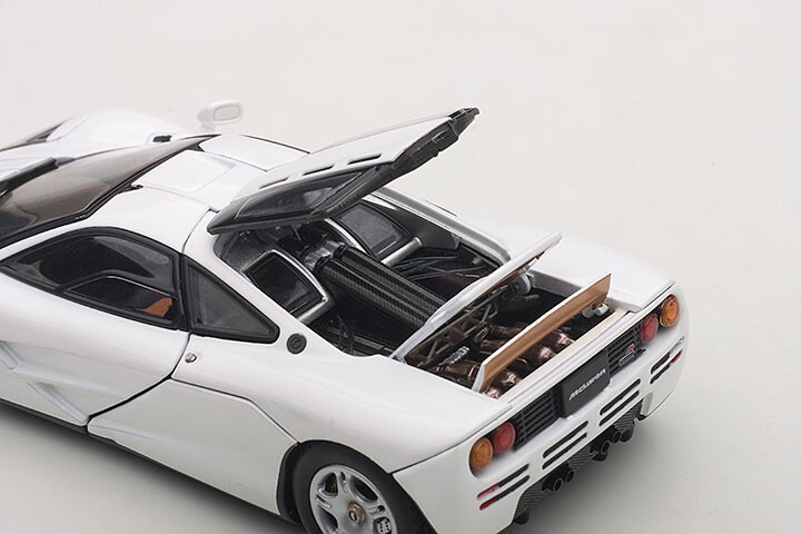 1/43 Mclaren F1 White With Openings Diecast Model Car By AUTOart