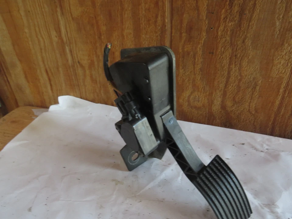 2006 FORD LCF INTERNATIONAL GAS ACCELERATOR GAS PEDAL - Image 4 of 4