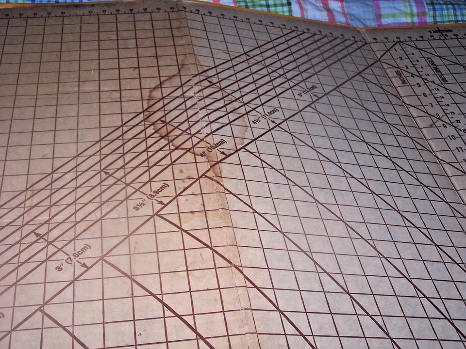 Tabla de cortar vintage con patrón SCOVILL DRITZ SUPERBOAED (40 pulgadas X 70 pulgadas) Foto 4 de 4