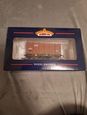 Bachmann Branchline 38-181 OO Gauge BR 12 Ton Ventilated Fruit Van in Bauxite