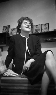 Junge Frau sitzt auf Bett - 4 alte Negative Foto Bj. 1950
