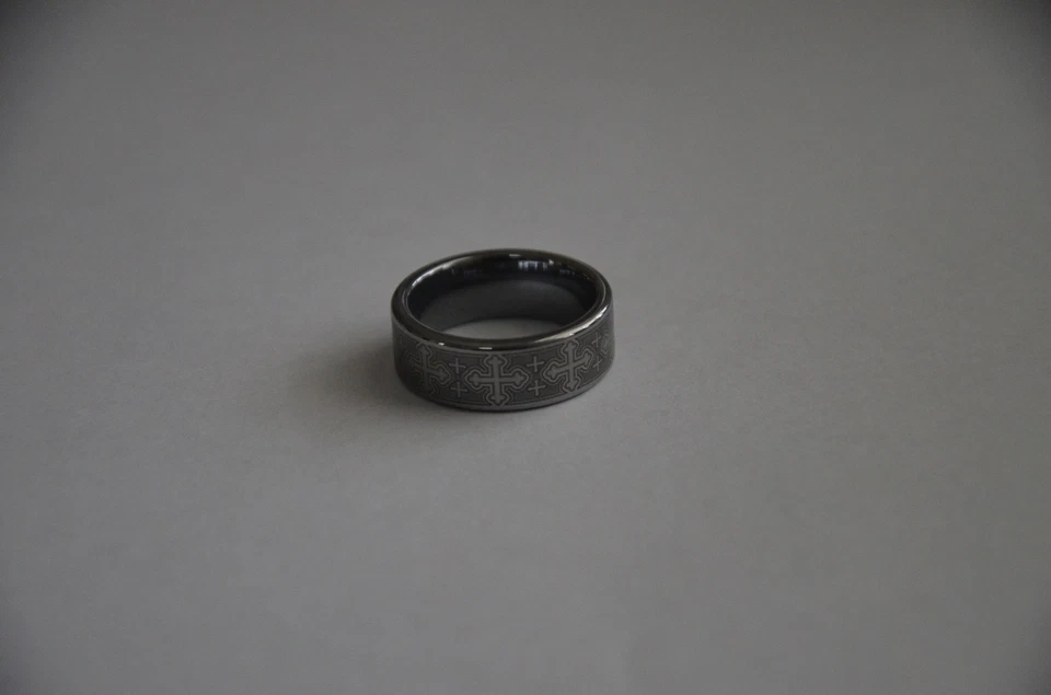 Banda de carburo de tungsteno cruzada templaria grabada con láser Triton Foto 2 de 4