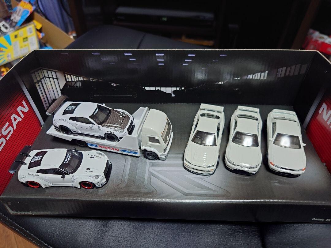 Hotwheels Premium Nissan Gt-R Minigt Set excellent USED Hotwheels Premium Nissan Gt-R Minigt Set excellent USED