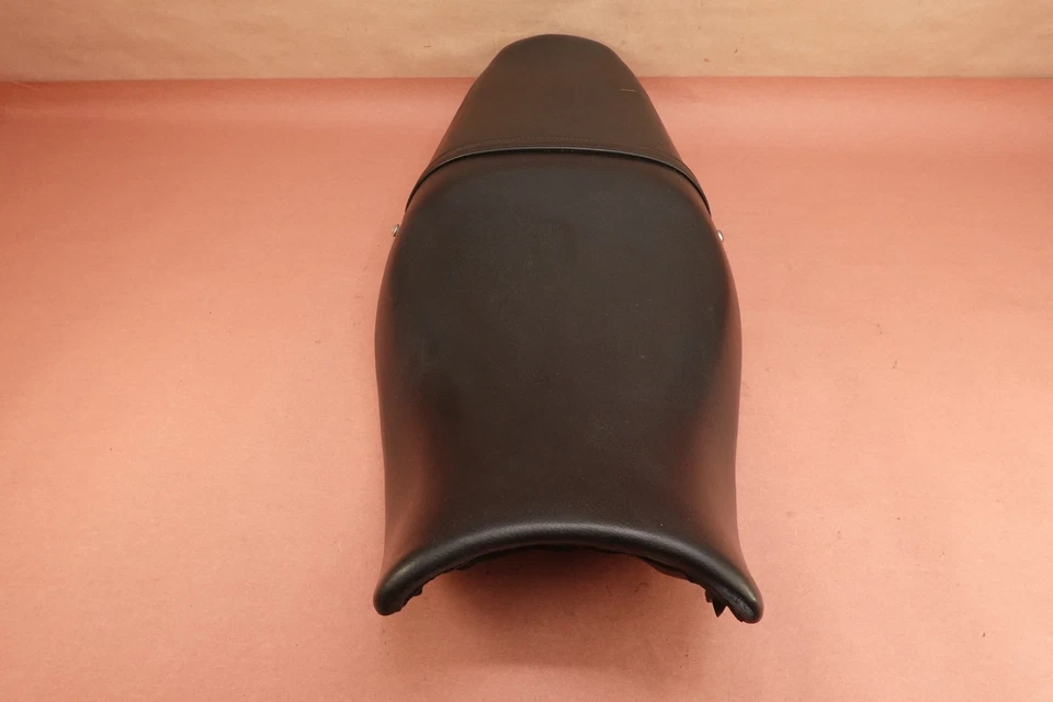 Selim de assento 2004 99-04 Triumph Sprint RS - Imagem 3 de 4