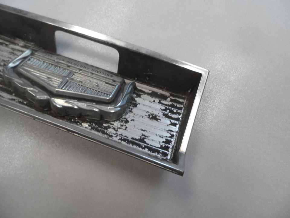 1969 69 1970 70 Mercury Cougar tapa puerta combustible cubierta insertar bisel con emblema OEM Foto 3 de 4