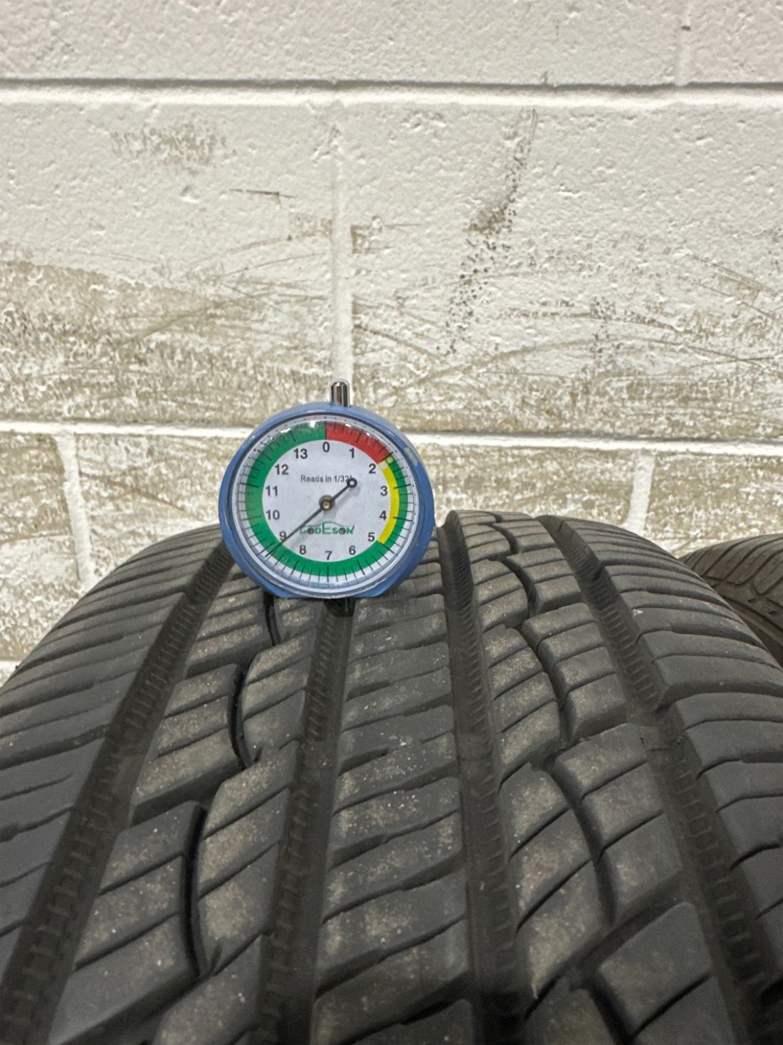 2x P215/55R17 Continental Control Contact Tour A/S Plus 8/32 Used Tires