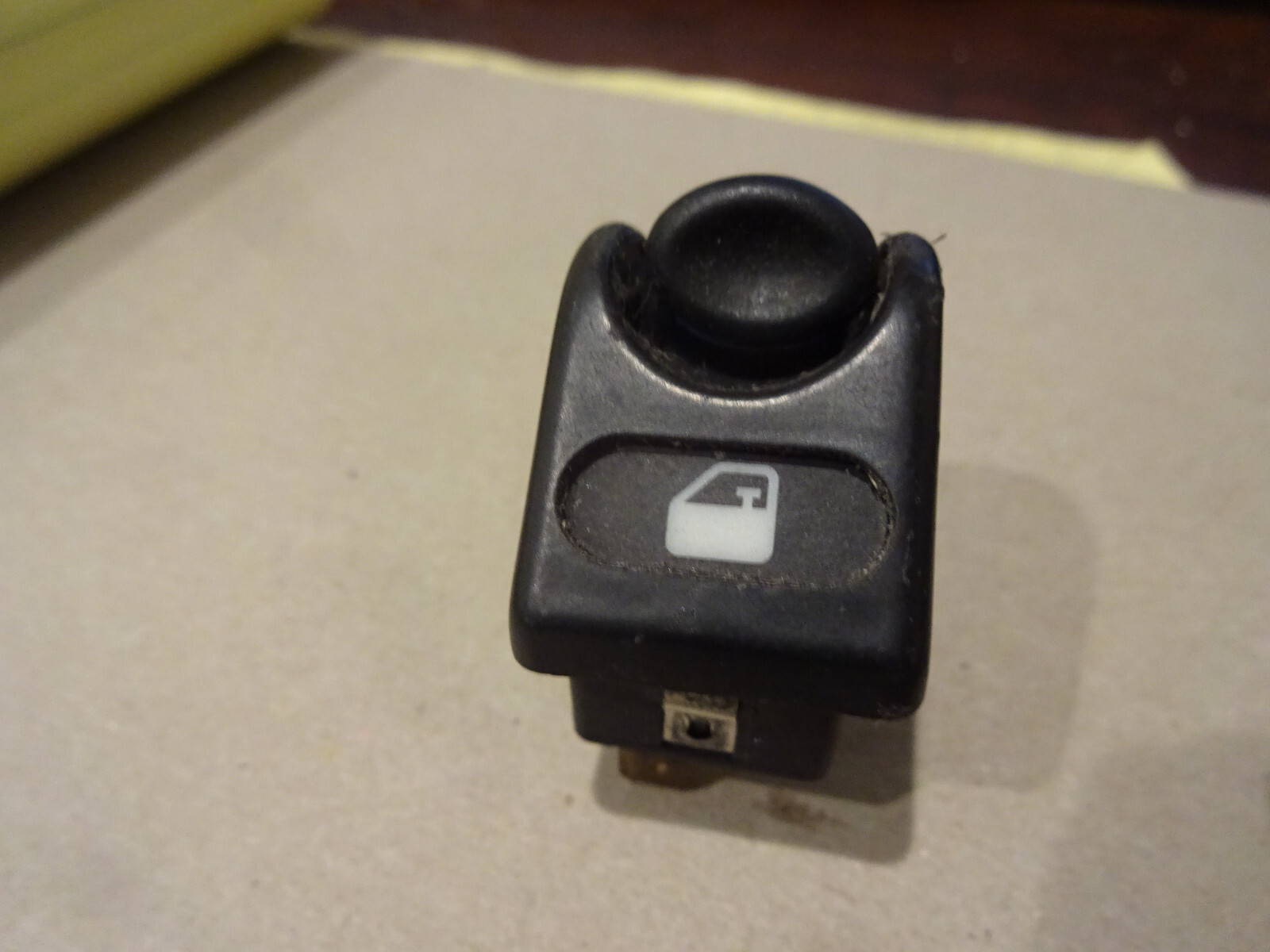 Ferrari 355 5.2 - Doors Unlocking Switch P/N 171076