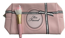 LOTE DE 2 bolsas de cosméticos de maquillaje Too Faced en rosa y cepillo facial Too Faced