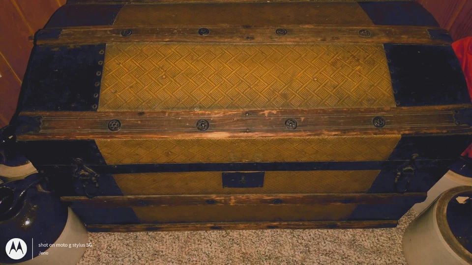 19c. BAÚL VAPORERO DE HOJALATA PRENSADO SUPERIOR CÚPULA ANTIGUA GRANDE, TODO ORIGINAL Foto 4 de 4