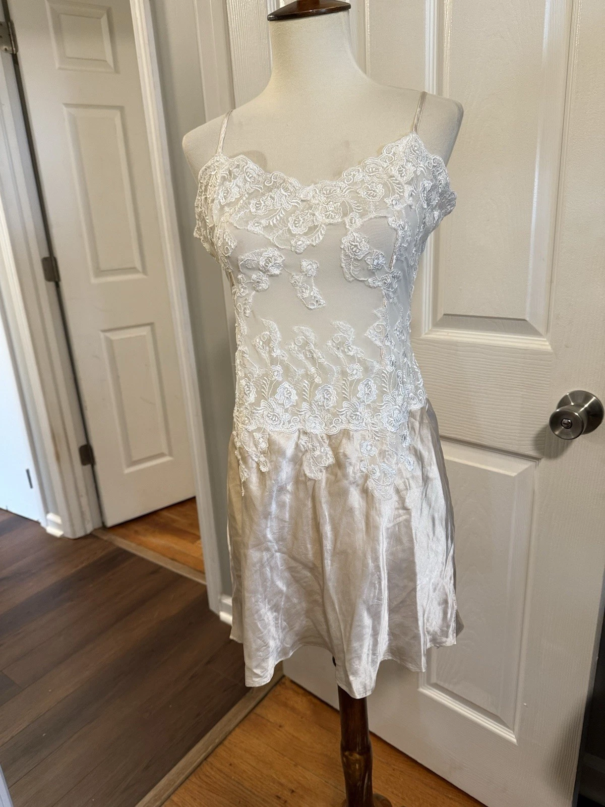 UNDERCOVER Slip Ethereal Victoria's Secret in pizzo di seta (S) vintage romantico