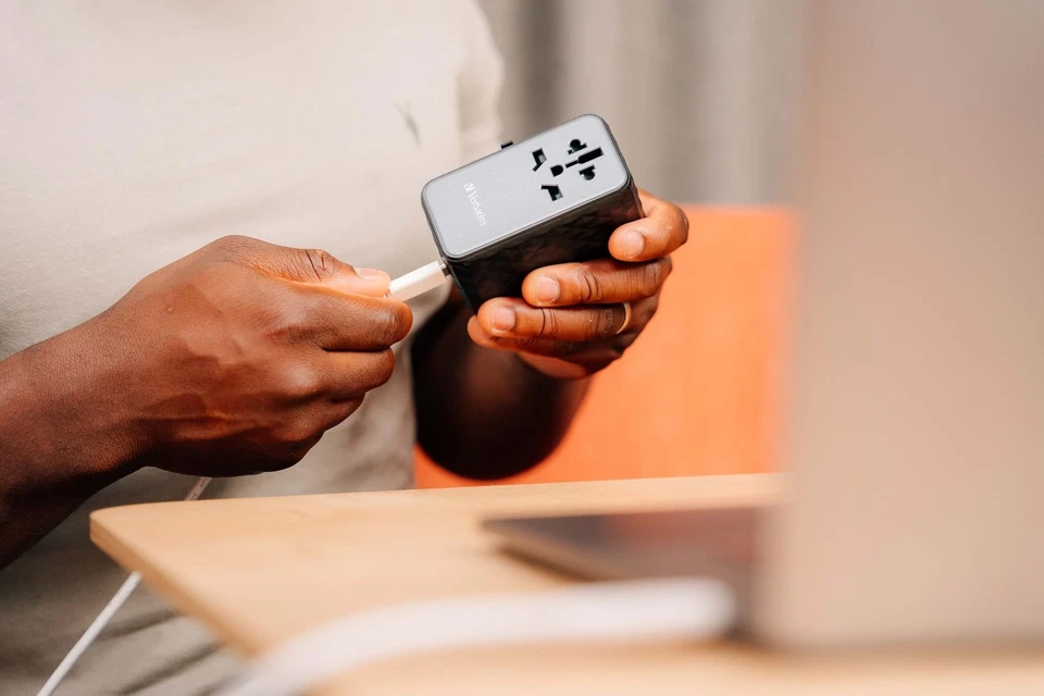 UTA-10 GaN III Universal Travel Adapter 3 USB-A/3 USB-C 32125 - Image 4 of 4