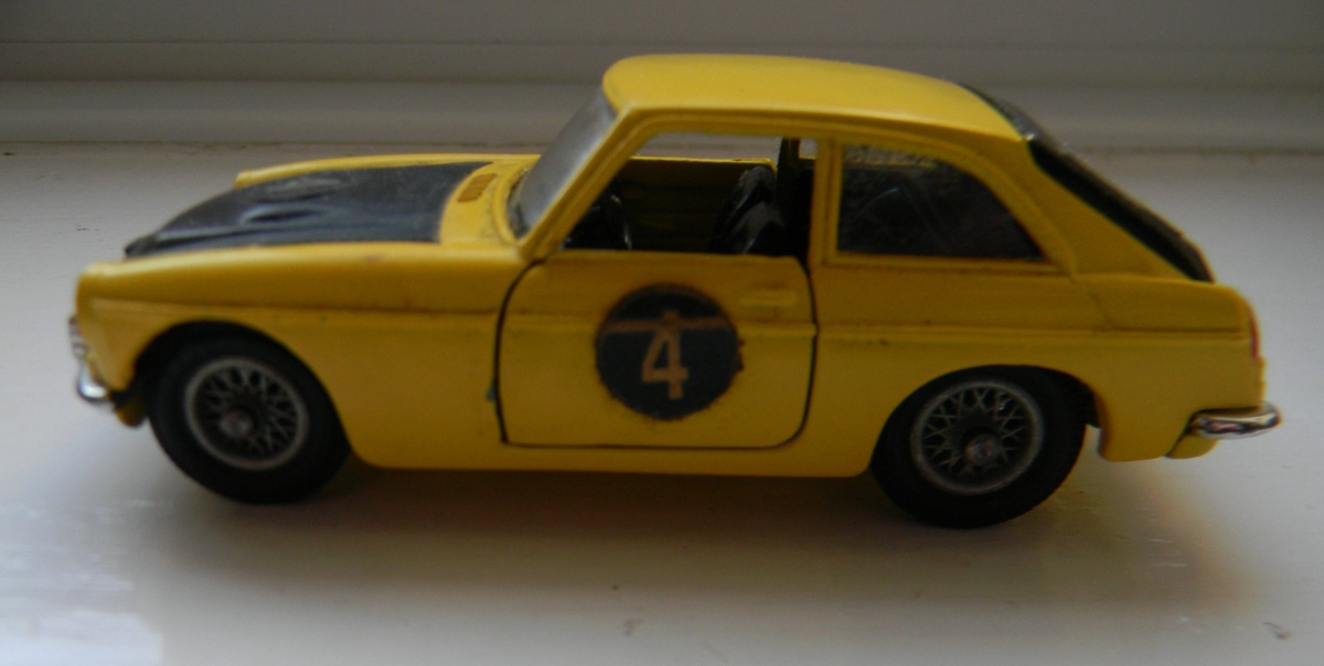 CORGI - 345 - MGC GT Competition - Jaune et noire - En boite