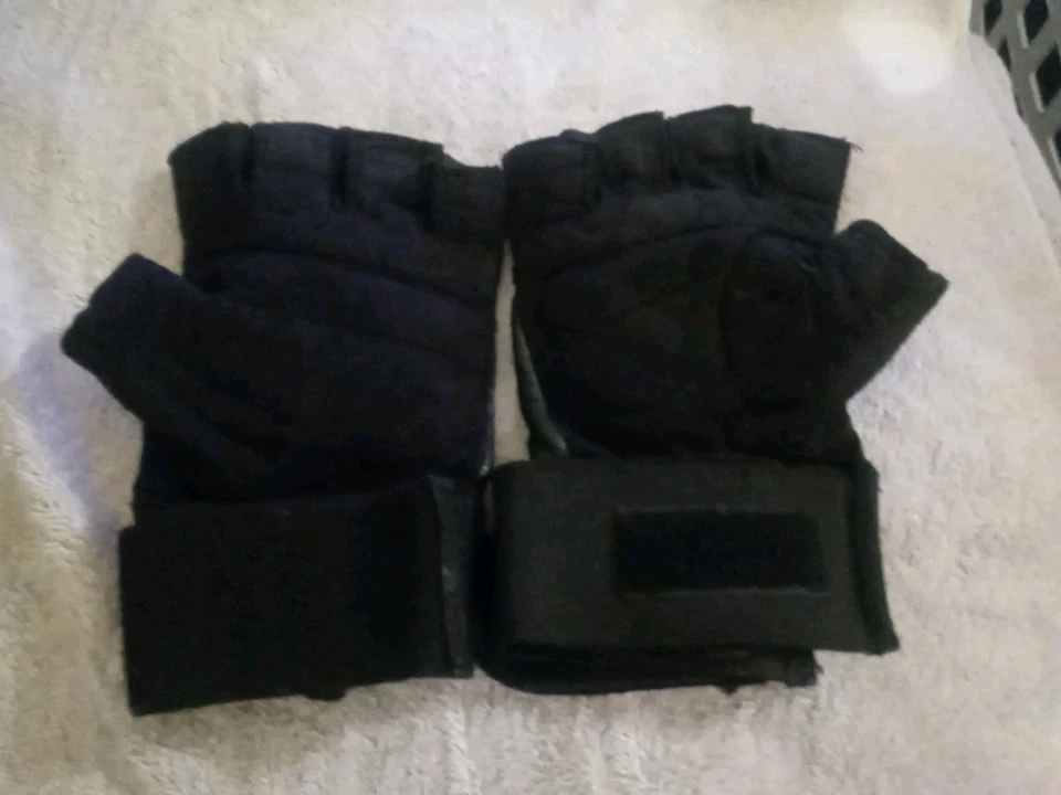 Adjustable Golds Gym Wrist Wrap Gloves - Image 3 of 3