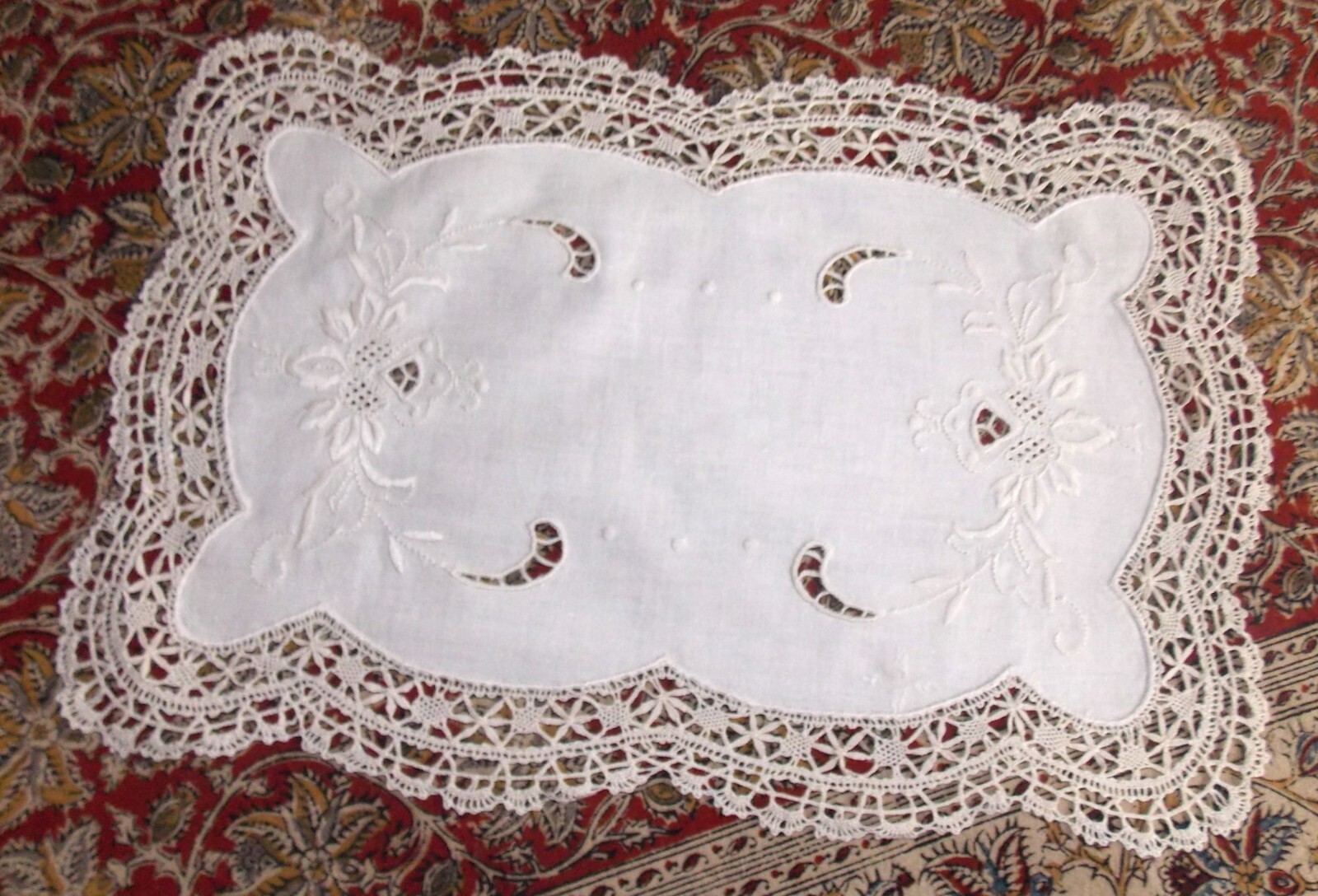 Napperon brodé main de 30x45cm pour sublimer votre table basse de salon