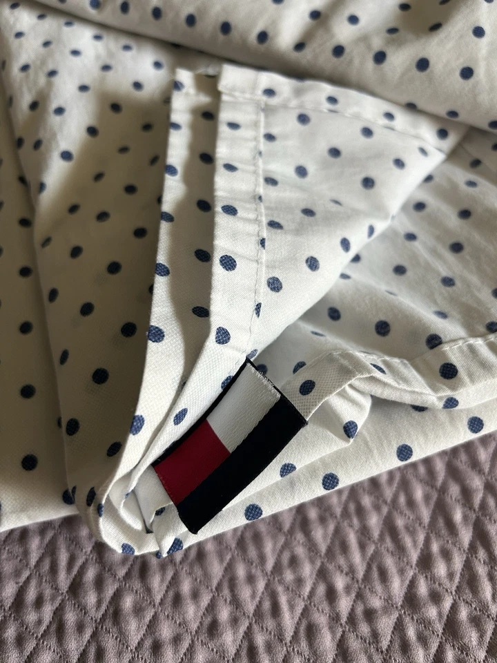 Sábana plana y funda de almohada Tommy Hilfiger blanca cambray azul lunares cama doble Foto 3 de 4