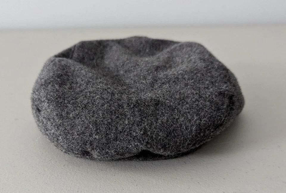 Gorra plana usada en excelente estado para niños talla: 6-12 meses gris mezcla de lana Foto 4 de 4
