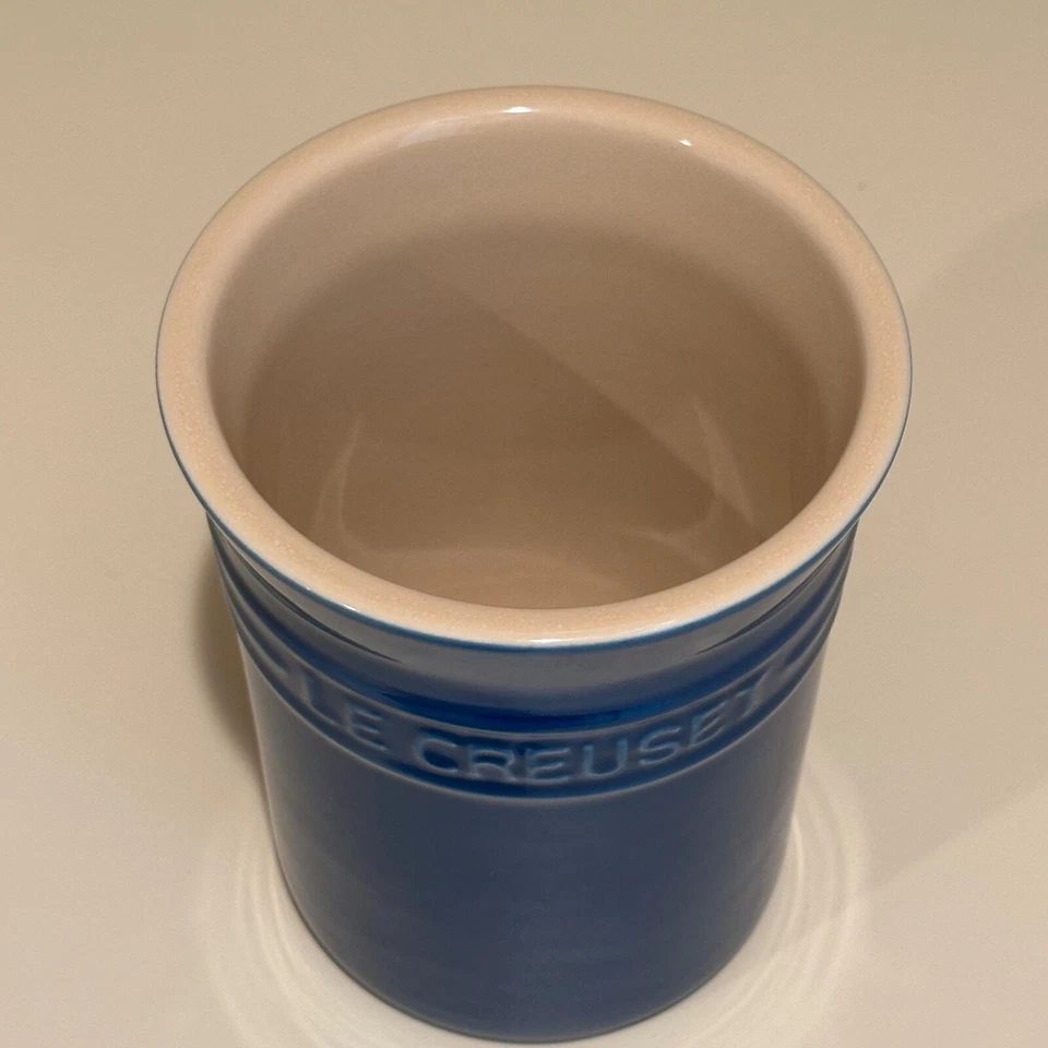 Tarro de utensilios azul cobalto Le Creuset 6" olla de cerámica 1 cuarto de galón Foto 3 de 4