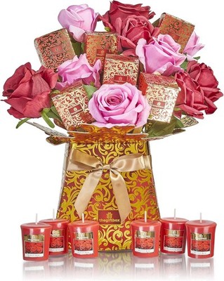 Duftkerze und Seidenrose Luxus Geschenk Blumenstrauß. 6 Kerzen und 9 Blumen verpackt