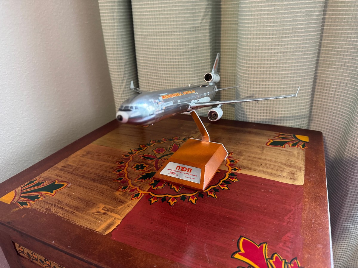 航空機・ヘリコプター JC Wings 1:200 MD-11 N111MD s-l400.jpg