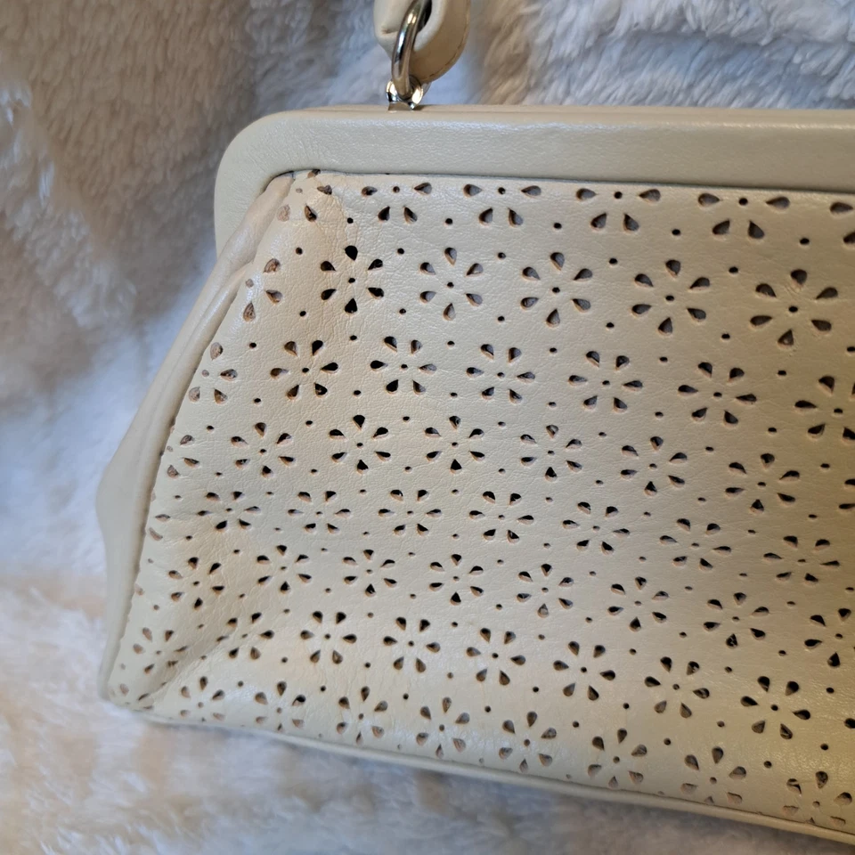 De Colección Y2K Mini Bolso de Hombro Baguette Crema Beige Este Oeste Bolso de Mano Perforado  Foto 3 de 4