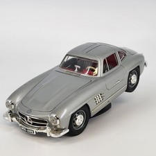 Bburago Mercedes-Benz 300 SL Gullwing 1:24 Diecast Silver Car with Stand 1954