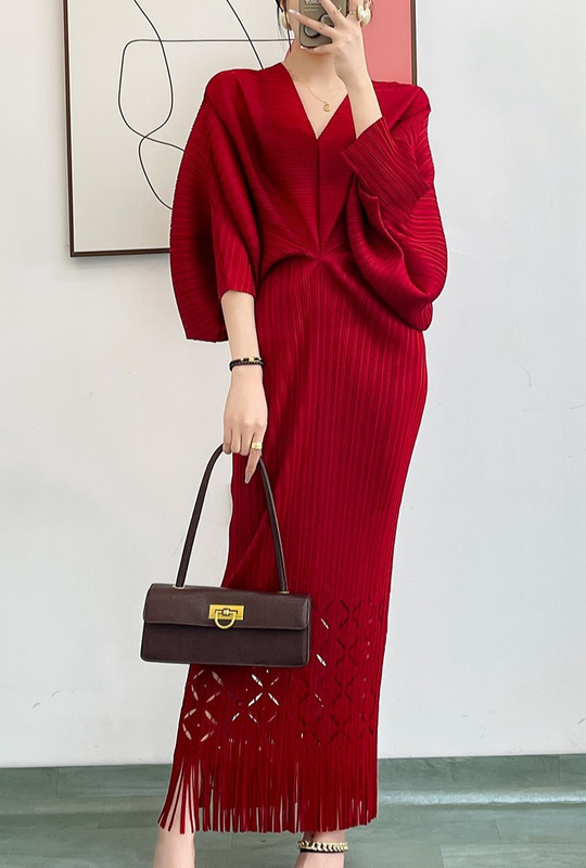 Issey Miyake pleated loose bat-sleeve V-neck fishtail fringed long Red