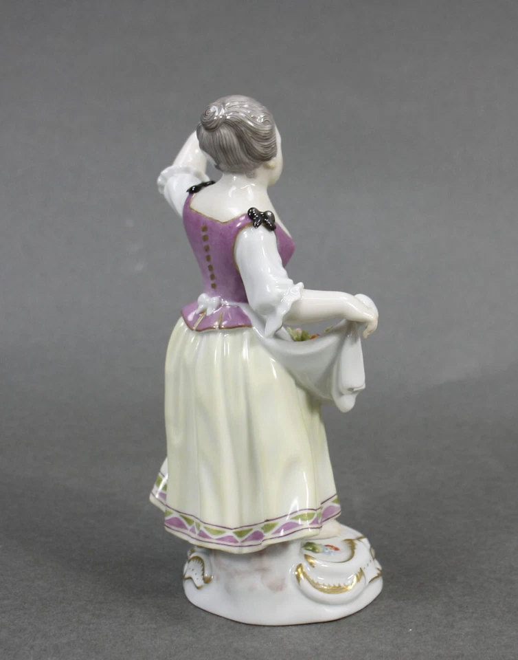 Meissen Figur Gärtnerkind mit Blumen in der Schürze 1. Wahl (14) - Bild 3 von 4