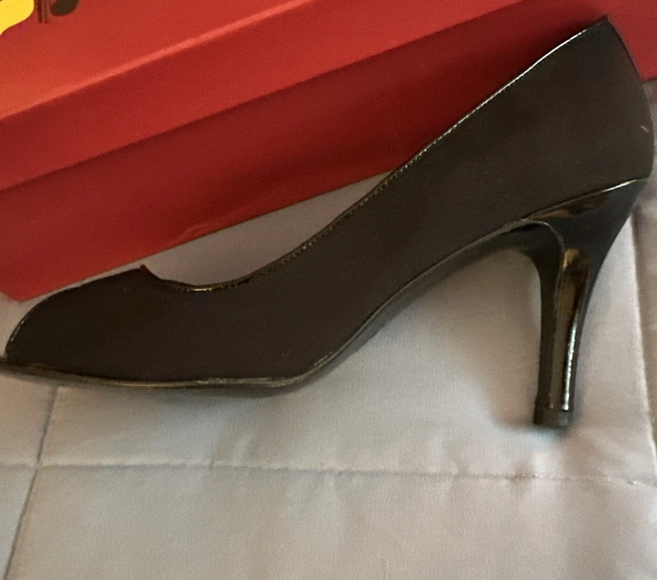 Bombas peep toe Van Eli de tecido preto e salto patenteado 9M - Imagem 2 de 4