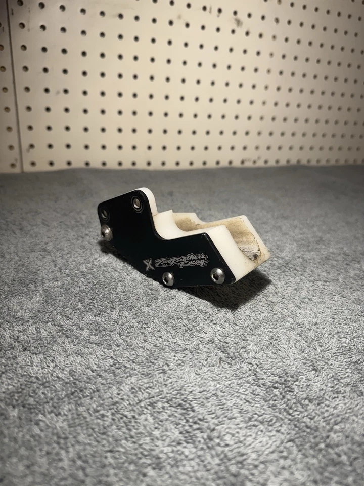 KLX 110 / DRZ 110 Two Brothers Racing Chain Guide Stock basculante Foto 2 de 4