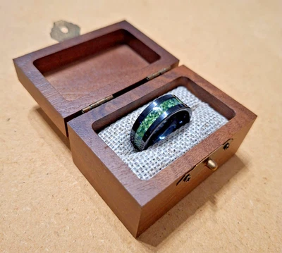 Holzkern schwarzer Wolfram Ring mit grünem Moosachat Ringgröße 62 - Bild 1 von 3