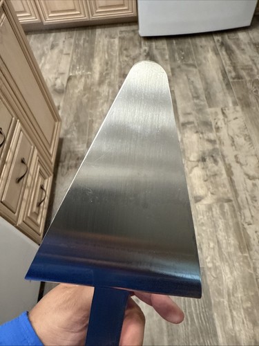 Pinza para servidor de pizza Winco PZG-6, 5-1/2 x 4-1/2" - Imagen 3 de 6