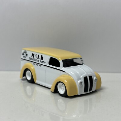1937-1986 Divco Milk Truck Collectible 1/64 Scale Diecast Diorama Model