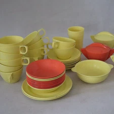 VTG MCM Melamine Mallo-ware Dinner Picnic Set 34 Pcs, Yellow, Orange