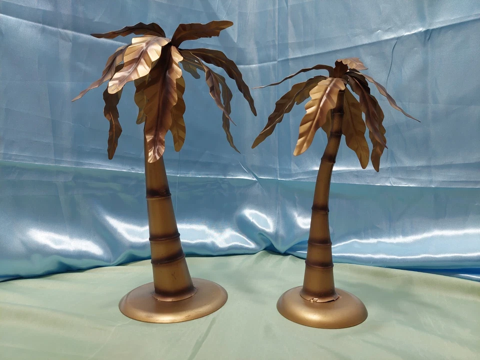 UN PAR DE PALMERAS DECORATIVAS DE ALUMINIO VINTAGE COLOR DORADO 11" Y 13" Foto 2 de 4