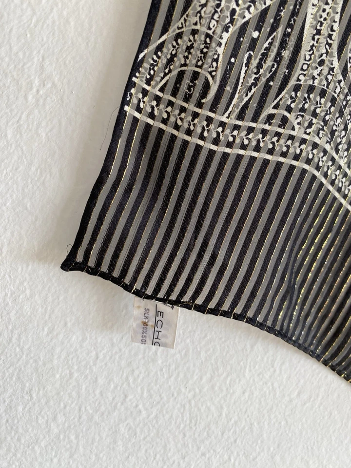 Bufanda para mujer ECHO M.I.Japan negra rectangular seda patrón barroco 58"/17" en muy buena condición Foto 2 de 4