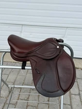 RH Merida Kids 15” Close Contact English Saddle with Adjustable Gullet System
